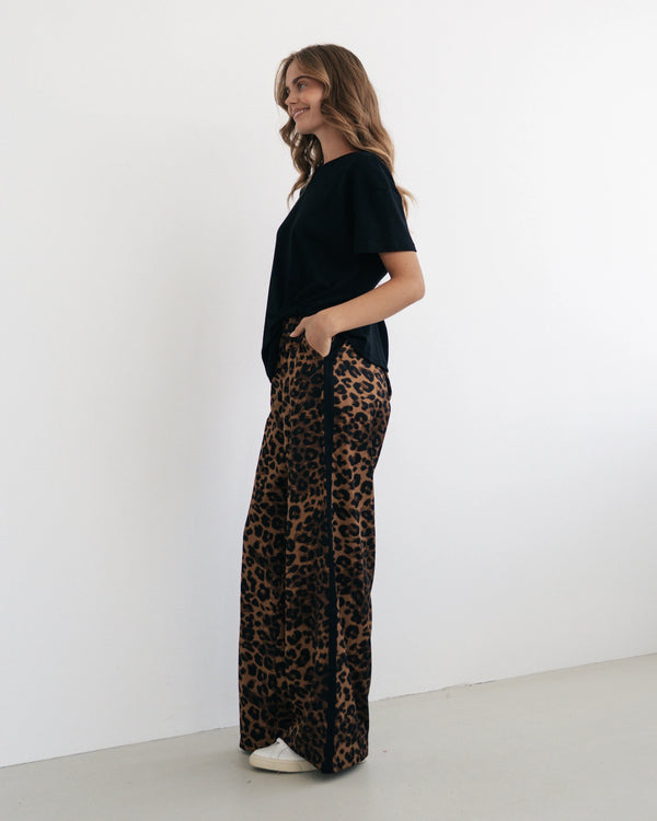 GLORIA TUCK TEE- Black & White