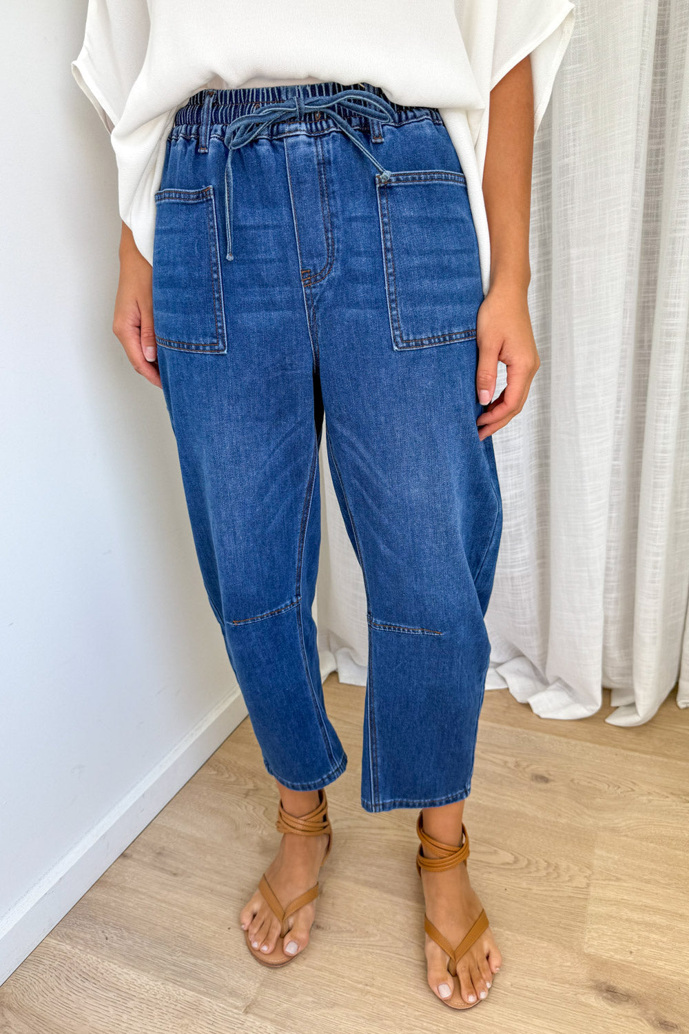 LOLA BARREL JEANS