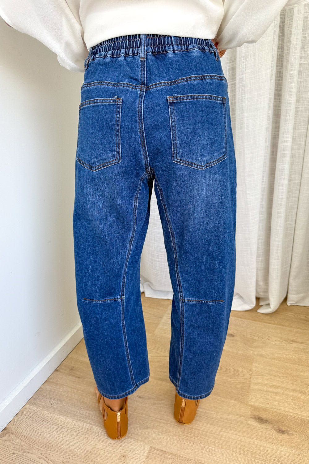 LOLA BARREL JEANS