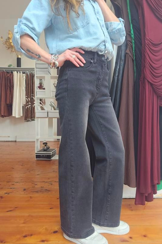 STRETCHY STRAIGHT DENIM