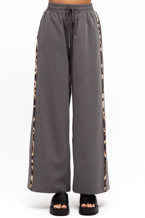 SIDE LEOPARD PRINT PIPING WIDE LEG PANTS